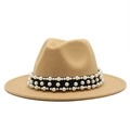 Détail du chapeau Fedora en laine camel avec ruban noir et perles nacrées élégantes - Chameau