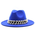 Détail d'un chapeau fedora bleu royal en laine avec ruban noir et perles fantaisie - Bleu Saphir