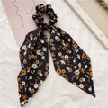 Coletero azul marino con estampado floral y cintas largas para coleta elegante - Cinta Negra de Flores