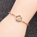 Detalle de pulsera religiosa de circonitas de colores con medalla de la Virgen María en muñeca - Estilo de cadena colorida