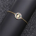 Detalle del dije de Virgen María dorada con circonitas de colores en la pulsera - Estilo de cadena de caja