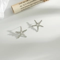 Pendientes de estrella de mar plateados con perlas blancas y acabado mate - Botones de Perla de Estrella de Mar / Plateado