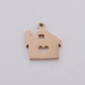 Makroaufnahme von roségoldenem Hausanhänger mit Herz-Ausschnitt aus poliertem Edelstahl - 15x18mm Haus / Roségold