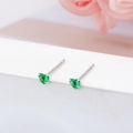 Vue rapprochée détaillée de boucles d'oreilles cœur vert 3mm en argent sterling S925 - Cœur (3mm) / Tige en argent 925 / Vert
