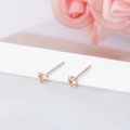 Gros plan de boucles d'oreilles puces cœur avec pierre pêche et tige argent S925 - Cœur (3mm) / Tige en argent 925 / Champagne