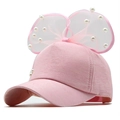 Dettaglio del cappellino rosa da bambina con grande fiocco in pizzo e perle eleganti - Standard / Rosa