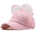 Dettaglio cappellino rosa in rete con fiocco in pizzo e perle bianche decorative bimba - Stile Rete Traspirante / Cappello a Rete Rosa