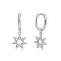 Orecchini a stella in argento S925 minimalisti con zirconi su sfondo bianco pulito - Argento