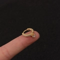 Detailaufnahme eines goldenen Herzanhängers mit glitzernden Zirkoniasteinen und Pavé-Fassung - Silber / Herz