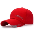 Berretto sportivo rosso con visiera lunga, testo laterale grigio e design aerodinamico - Rosso