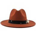 Detail eines Vintage-Fedora-Hutes aus Wollfilz mit Perlen- und Blumenakzenten - Karamellbraun