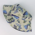 Détail du chapeau de soleil en coton avec imprimé papillon et coutures précises sur le bord - M (56-58cm) / Papillon Beige