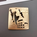 Broche baroque en or mat avec monuments du monde sur un design carré en métal évidé - Broche Voyage en Europe
