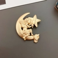 Broche baroque en or mat avec chérubin et lune sculptée en relief artistique - Broche de l'Étoile Vigilante