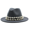 Vue détaillée du chapeau en laine gris foncé orné d'une bande à triple rang de perles - Gris clair