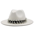 Détail d'un chapeau en laine avec ruban noir et triple rangée de perles d'imitation - Blanc