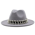 Détail d'un chapeau fedora gris en laine avec élégantes perles nacrées sur le ruban - Gris clair