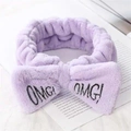 Diadema de forro polar coral lila con lazo grande y bordado negro de OMG! moda - Morado