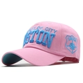 Detail der rosa Baumwollcap mit blauer Boston-Stickerei und blaugrüner Schirmunterseite - Verstellbar / Rosa