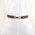 Cintura elastica marrone minimalista con fibbia in metallo dorato su camicia bianca - caffè