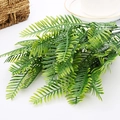Dettaglio di foglie di eucalipto artificiali in un cesto per decorazione d'interni - Verde