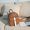 Mini zaino vintage in pelle marrone con fiocco dorato e cinghie decorative bianche lucide - Marrone