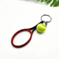 Dettaglio portachiavi mini racchetta da tennis rossa con pallina in feltro giallo - Rosso