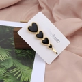 Barrette en alliage doré ornée de quatre cœurs en émail noir sur carte de présentation - Noir