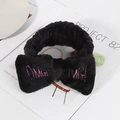 Diadema de felpa negra con bordado rosa OMG! y un elegante lazo decorativo - Negro