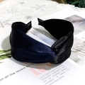 Detalle de la diadema ancha de satén con nudo y paneles en contraste azul oscuro y negro - Negro + Azul Marino
