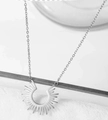 Collier minimaliste en acier inoxydable argenté avec un pendentif soleil rayonnant - Argenté