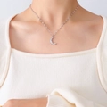 Collar con colgante de luna plateada con grabado fino usado por una modelo - Color Acero