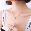 Elegante collana con zircone verde smeraldo su modella, catena in argento placcato 18K - 40+5cm / Color Acciaio
