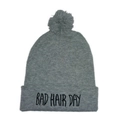 Bonnet en maille grise avec pompon doux et broderie Bad Hair Day tendance - Gris avec Pompon