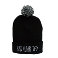 Bonnet en maille noir avec pompon et broderie blanche Bad Hair Day élégante - Noir avec Pompon