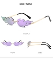 Detalle de gafas de sol sin montura con forma de llama, patillas doradas y cristales púrpuras - Montura Dorada Lentes Violetas