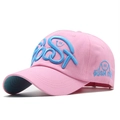 Nahaufnahme der rosa Baumwoll-Baseballkappe mit 3D-Stickerei und Push Me-Schriftzug - Verstellbar / Rosa