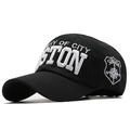 Detail der 3D-Boston-Stickerei und des Kompass-Patches auf einer schwarzen Baumwollkappe - Verstellbar / Schwarz