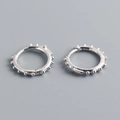 Detalle de pendientes de aro con cruz en plata S925 con textura de cuentas y cierre bisagra - Plata 925 / Oro Blanco (Par)