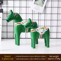 Set di due cavalli Dala verdi in legno con decorazioni floreali tradizionali dipinte a mano - Una Coppia Di Cavalli Di Legno Verdi