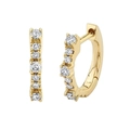 Elegante goldene Huggie-Ohrringe mit Zirkonia-Steinen in einer kombinierten Ansicht - Gold