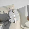 Mini zaino grigio in pelle PU con fibbia bianca e dettaglio a fiocco dorato - Grigio