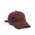 Primer plano de gorra de béisbol vintage de algodón marrón con visera reforzada - café