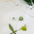 Detail of asymmetric daisy earrings with white and green petals and S925 silver needles - White + Green