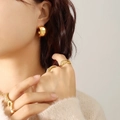 Pendientes de bola dorados de 18K y conjunto de anillos ondulados para mujer - Dorado