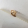 Vue détaillée de la bague croisée minimaliste en or 18K mat au design organique - Ouvert Réglable / Or Mat