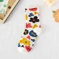 Mittelhohe weiße Baumwollsocken mit bunten roten und gelben Blumenmustern für Damen - Weiß