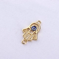 Makro-Detail von Hamsa-Hand-Verbinder mit Goldplattierung, Zirkonia und bösem Blick - Blau Gold Hamsa Hand