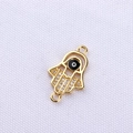 Detailansicht eines goldenen Hamsa-Hand-Connectors mit Bösem Blick und Zirkonia - Schwarz Gold Hamsa Hand