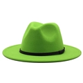 Neon groene vilten fedora hoed met zwarte leren band detail op een witte achtergrond - M (56-58cm) / Groen